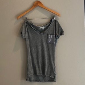 Comfortable gray t shirt with sequined pocket